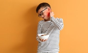 Na razvoj alergija utječe čitav niz čimbenika, od zdravlja kože i mikrobioma do izloženosti antibioticima i vremena uvođenja određenih namirnica