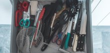 Noževi koji se slobodno sudaraju u ladici ne samo da se tupe, već predstavljaju i ozbiljan sigurnosni rizik