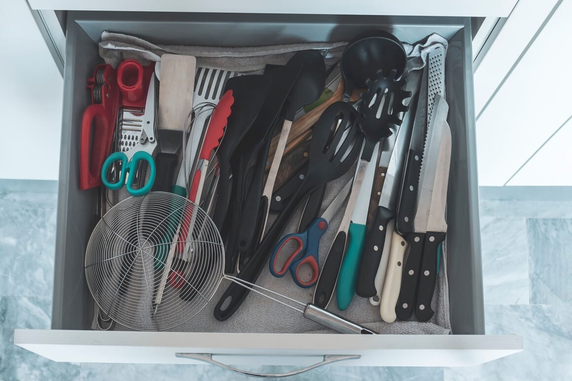 Noževi koji se slobodno sudaraju u ladici ne samo da se tupe, već predstavljaju i ozbiljan sigurnosni rizik