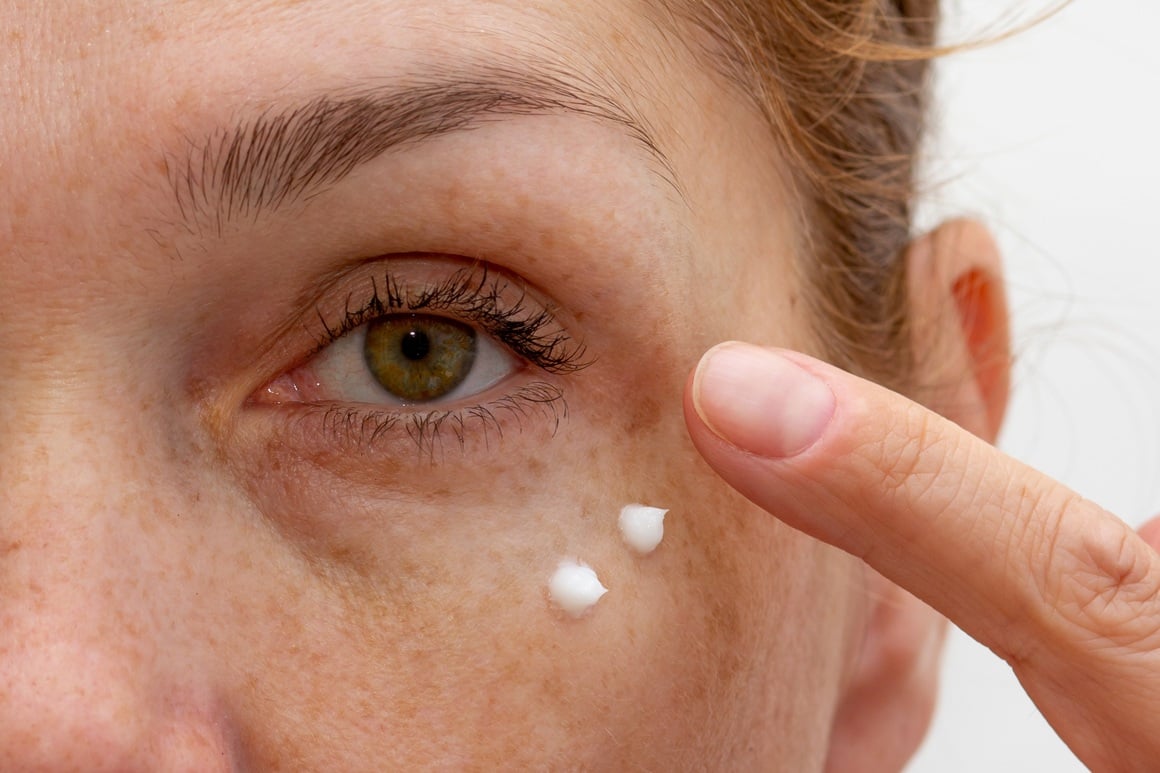 Područje oko očiju prvo pokazuje znakove starenja - tamne podočnjake, natečenost i bore