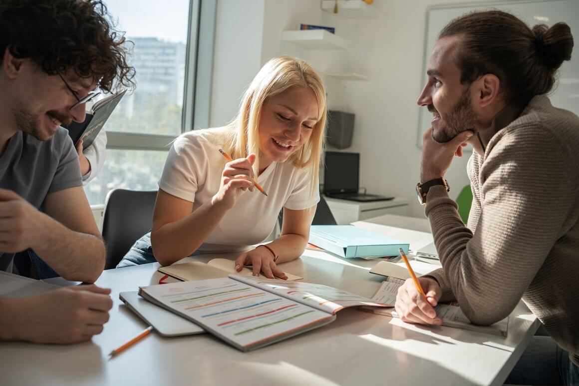 Proučavanje gramatičkih pravila, uspoređivanje jezika i analiziranje obrazaca - sve su to strategije koje odgovaraju odraslom mozgu