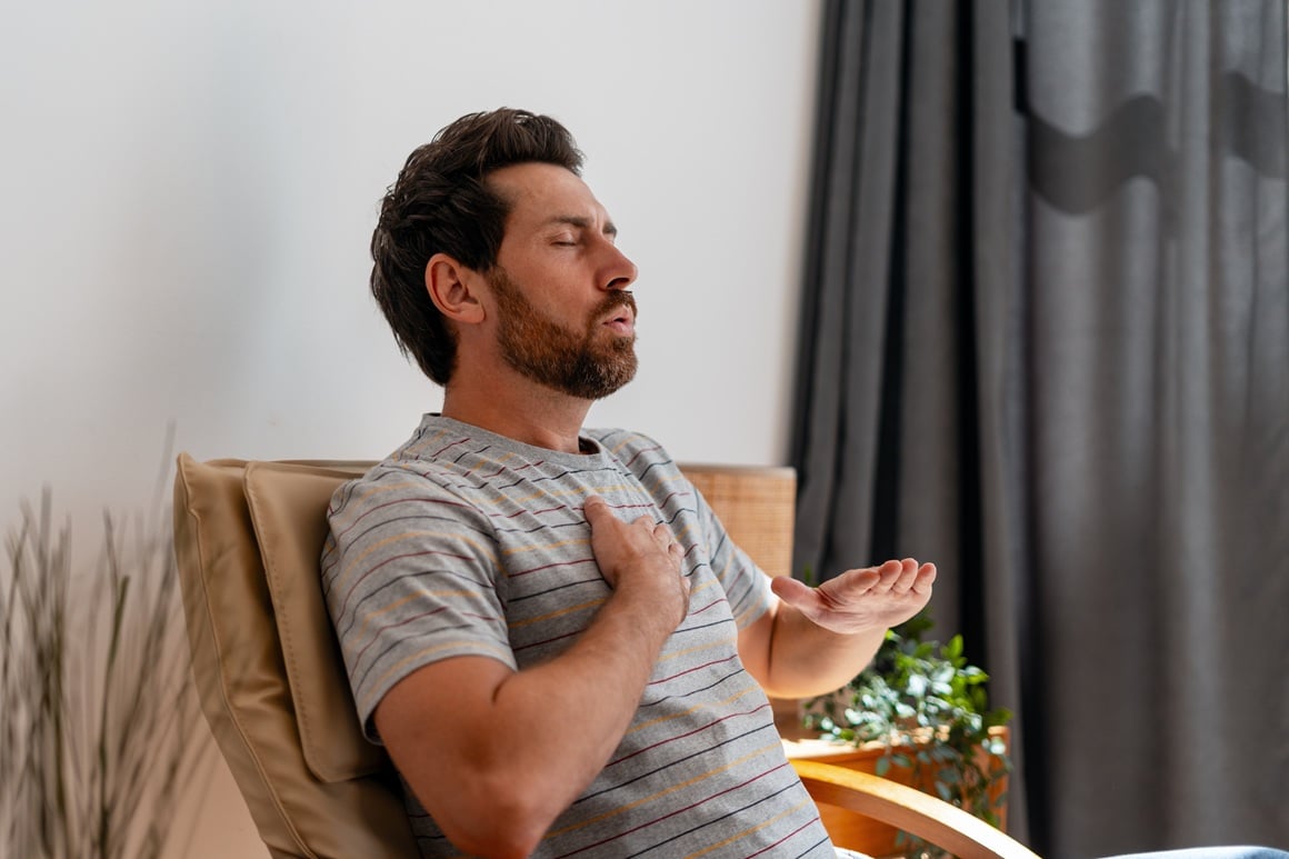 Rizik od zatajenja srca kod mlađih osoba povezan je s pretilošću, povišenim krvnim tlakom, dijabetesom, bolestima bubrega, konzumacijom alkohola te genetskim i okolišnim čimbenicima