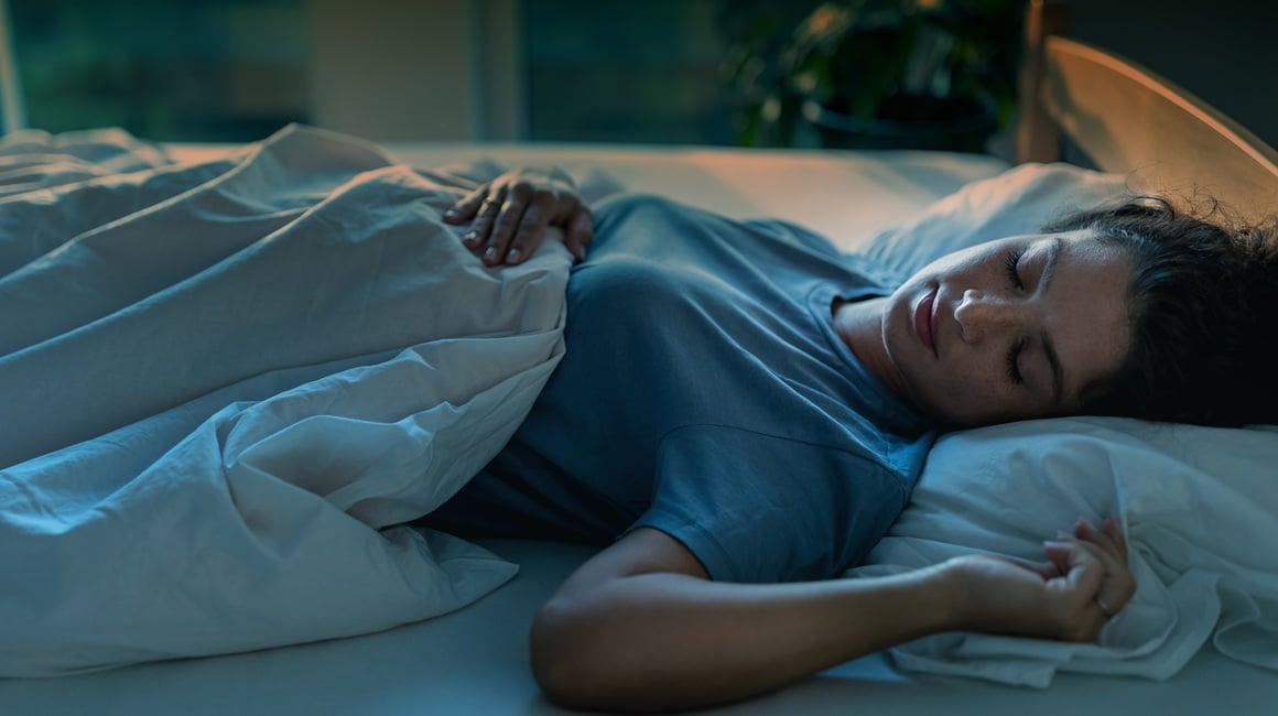 Spavanje na leđima, odnosno ležeći na leđima (tzv. supini položaj), može imati niz prednosti za vaše zdravlje