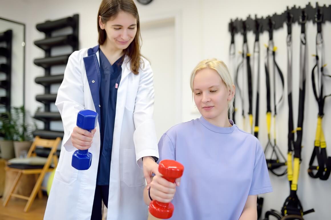 Tradicionalna rehabilitacija nakon moždanog udara logično se fokusira na teže pogođenu stranu jer je gubitak funkcije ondje najizraženiji