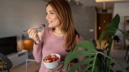 Voće je bogato antioksidansima, tvarima koje neutraliziraju slobodne radikale, smanjuju upale i pomažu u očuvanju zdrave, elastične i hidrirane kože