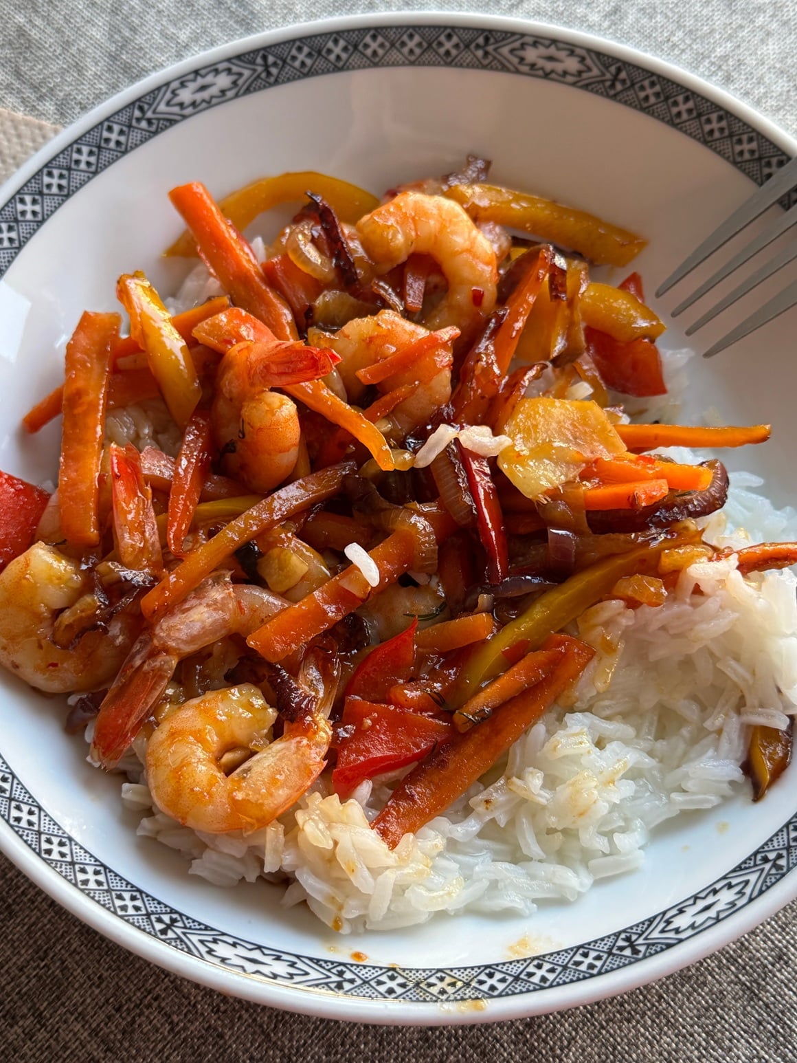 Wok s kozicama i povrćem