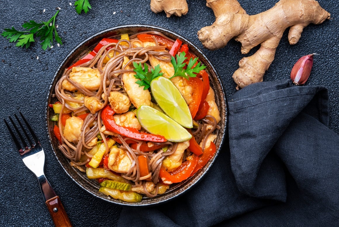 Wok s piletinom i đumbirom