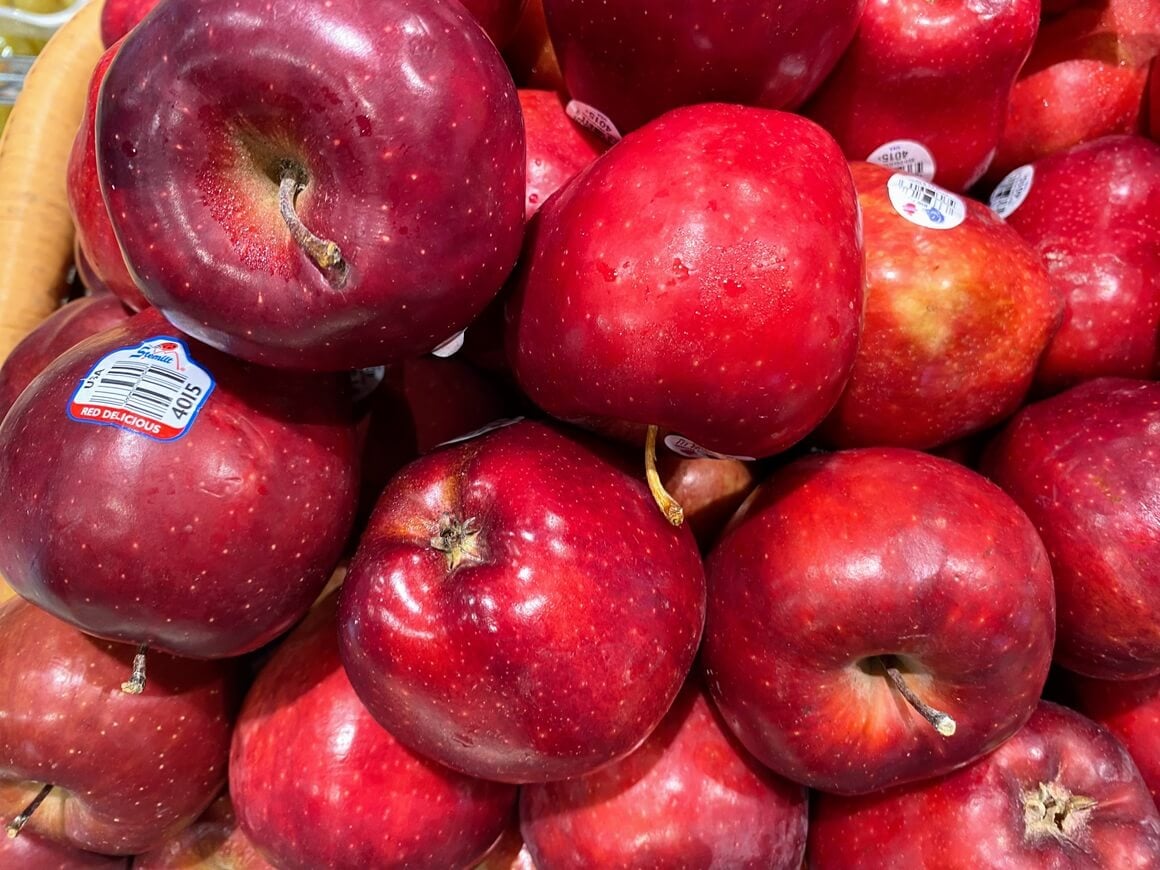 Za razliku od ostataka hrane koji se s vremenom razgrade, naljepnice s voća nisu biorazgradive niti topljive u vodi