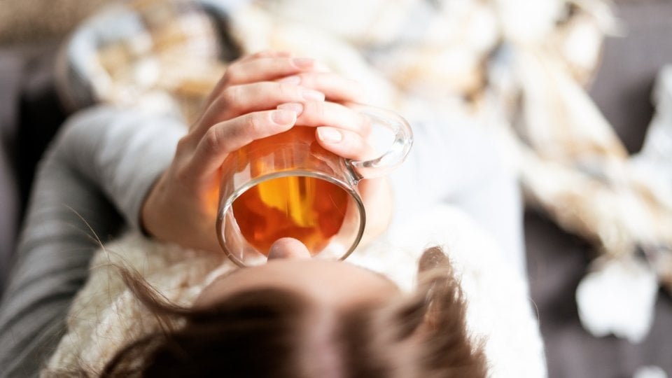 čaj od bršljana za kašalj jedan je od najmoćnijih prirodnih načina za razbijanje nakupljene sluzi