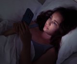 djevojka pretražuje na internetu o spolno prenosivim infekcijama