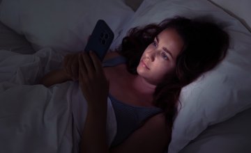 djevojka pretražuje na internetu o spolno prenosivim infekcijama