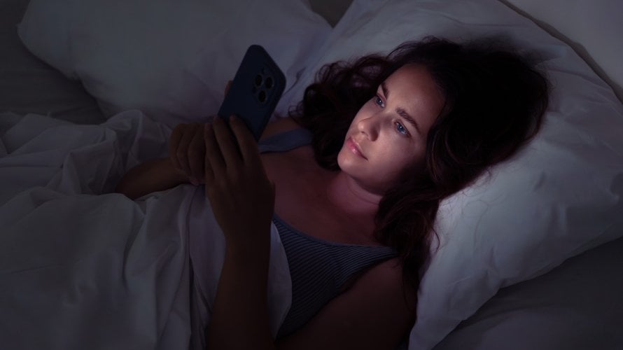 djevojka pretražuje na internetu o spolno prenosivim infekcijama