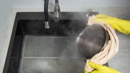 nikad ne biste trebali izlijevati kipuću vodu u kuhinjski sudoper