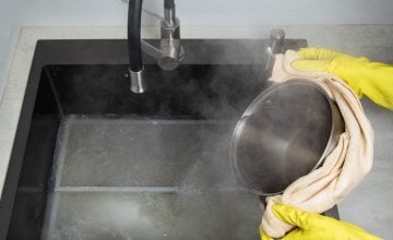 nikad ne biste trebali izlijevati kipuću vodu u kuhinjski sudoper