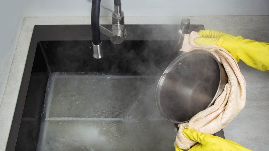 nikad ne biste trebali izlijevati kipuću vodu u kuhinjski sudoper