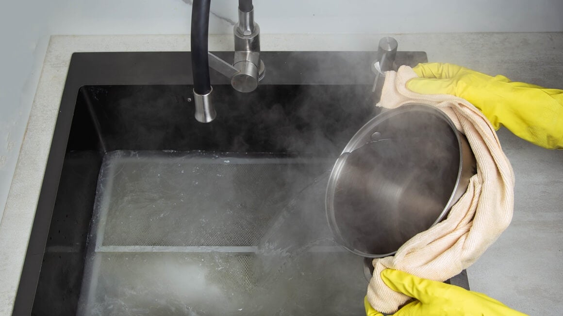 nikad ne biste trebali izlijevati kipuću vodu u kuhinjski sudoper