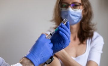 osobe u dobi od 70 godina i više koje su primile cjepivo imale su niže razine upale u organizmu, manje genetskih pokazatelja starenja te sporije ukupno biološko starenje