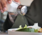 prehrana bogata natrijem povezana je s povećanim rizikom od povišenog krvnog tlaka i srčanih bolesti