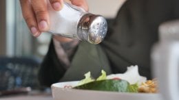 prehrana bogata natrijem povezana je s povećanim rizikom od povišenog krvnog tlaka i srčanih bolesti