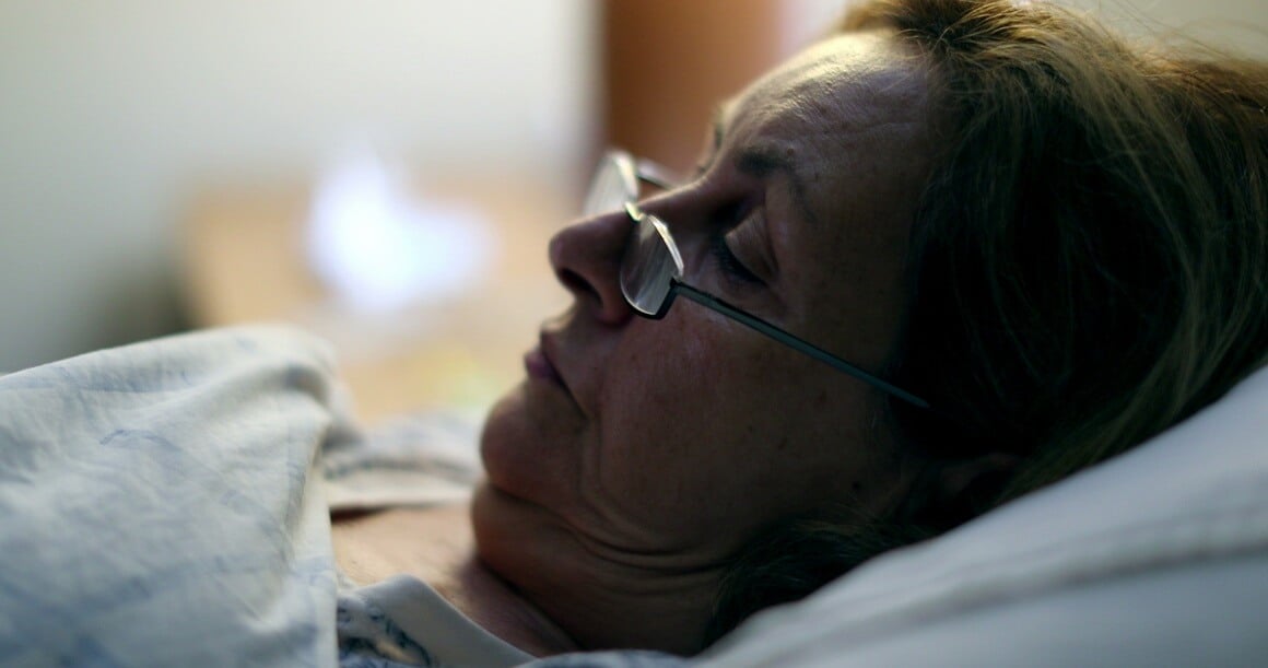 spavanje bez jastuka može sniziti unutarnji očni tlak