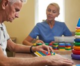 terapija usmjerena na manje oštećenu ruku kod osoba koje su preživjele moždani udar dovela je do znatno boljeg pokreta i kontrole