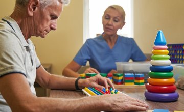 terapija usmjerena na manje oštećenu ruku kod osoba koje su preživjele moždani udar dovela je do znatno boljeg pokreta i kontrole