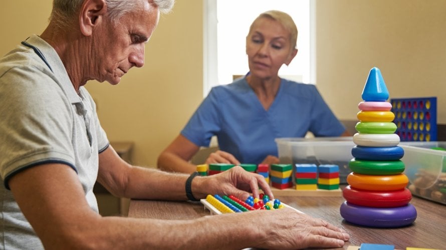 terapija usmjerena na manje oštećenu ruku kod osoba koje su preživjele moždani udar dovela je do znatno boljeg pokreta i kontrole
