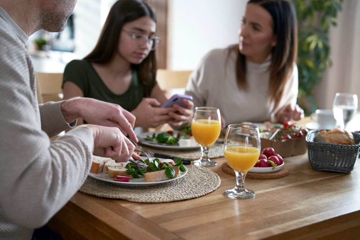tinejdžeri koji redovito večeraju sa svojom obitelji rjeđe posežu za alkoholom, marihuanom i e-cigaretama