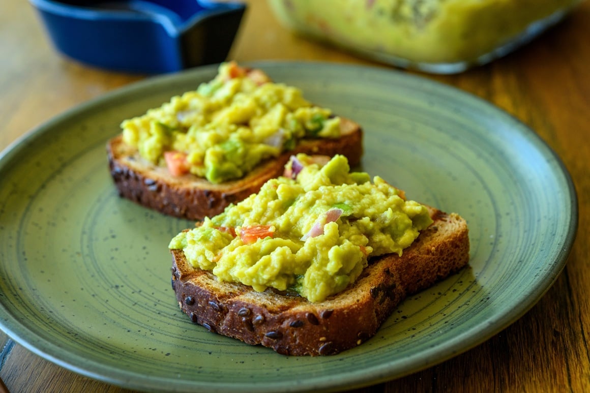 Avokado je bogat zdravim, mononezasićenim mastima koje pomažu u smanjenju upalnih markera