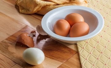 Bez obzira na to što su kuhana, tvrdo kuhana jaja također trebaju ići u hladnjak - i to unutar dva sata nakon kuhanja