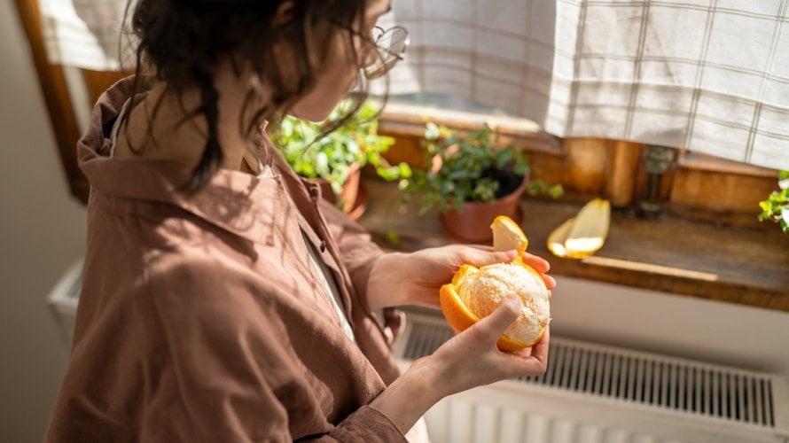 Bijela opna dio je kore naranče koja se obično uklanja prije konzumacije