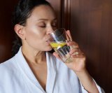 Dan možete započeti čašom vode s limunom ili đumbirom