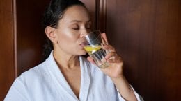 Dan možete započeti čašom vode s limunom ili đumbirom