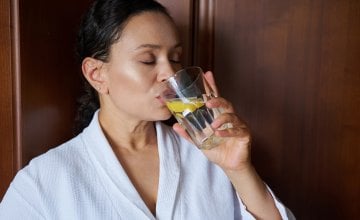 Dan možete započeti čašom vode s limunom ili đumbirom