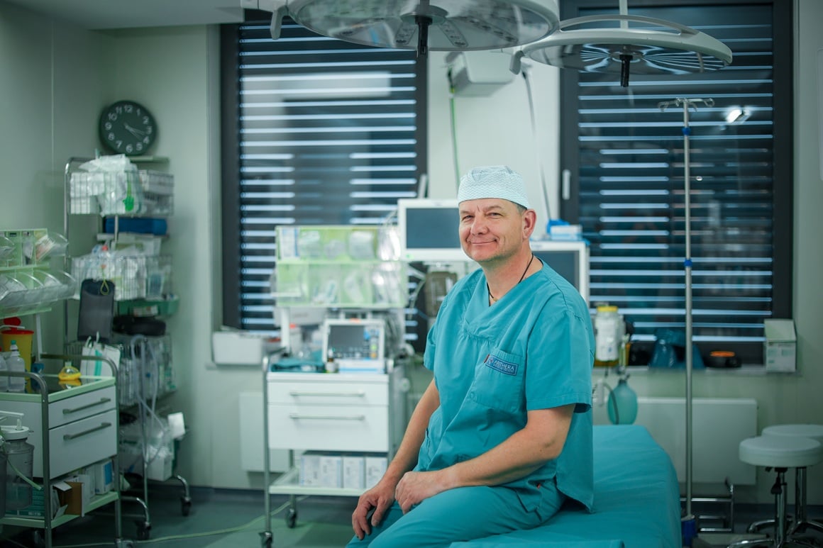 Jedan od ključnih stručnjaka za kirurgiju kralježnice u Aritheri je mr. sci. Matjaž Voršić, dr. med., specijalist neurokirurgije