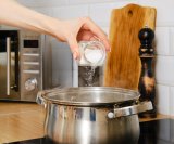 Jedna od najpoznatijih posljedica prekomjernog unosa soli je povišen krvni tlak