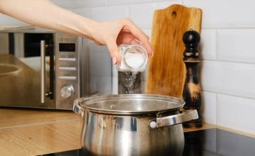 Jedna od najpoznatijih posljedica prekomjernog unosa soli je povišen krvni tlak