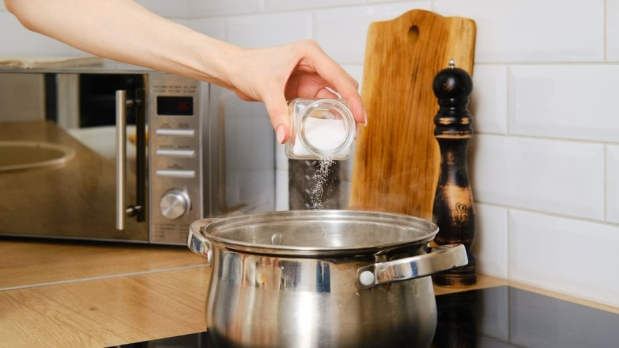 Jedna od najpoznatijih posljedica prekomjernog unosa soli je povišen krvni tlak