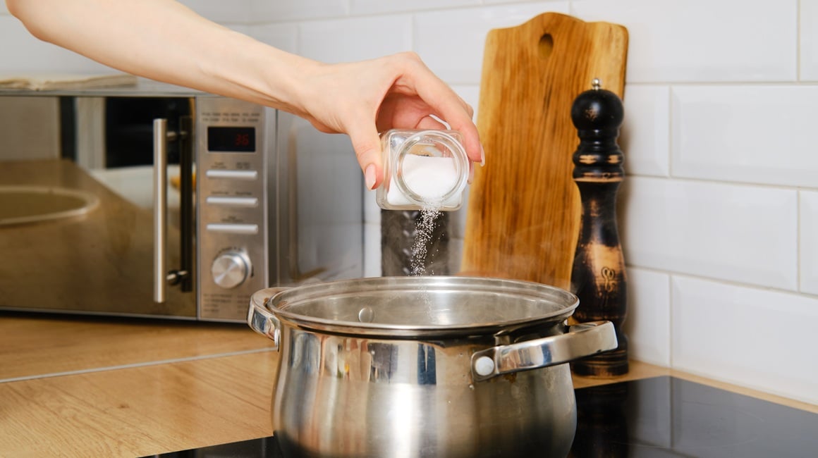 Jedna od najpoznatijih posljedica prekomjernog unosa soli je povišen krvni tlak