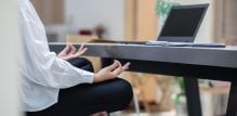 Joga kombinira pokret i svjesnost, što vam može pomoći da se odmaknete od stresnih misli
