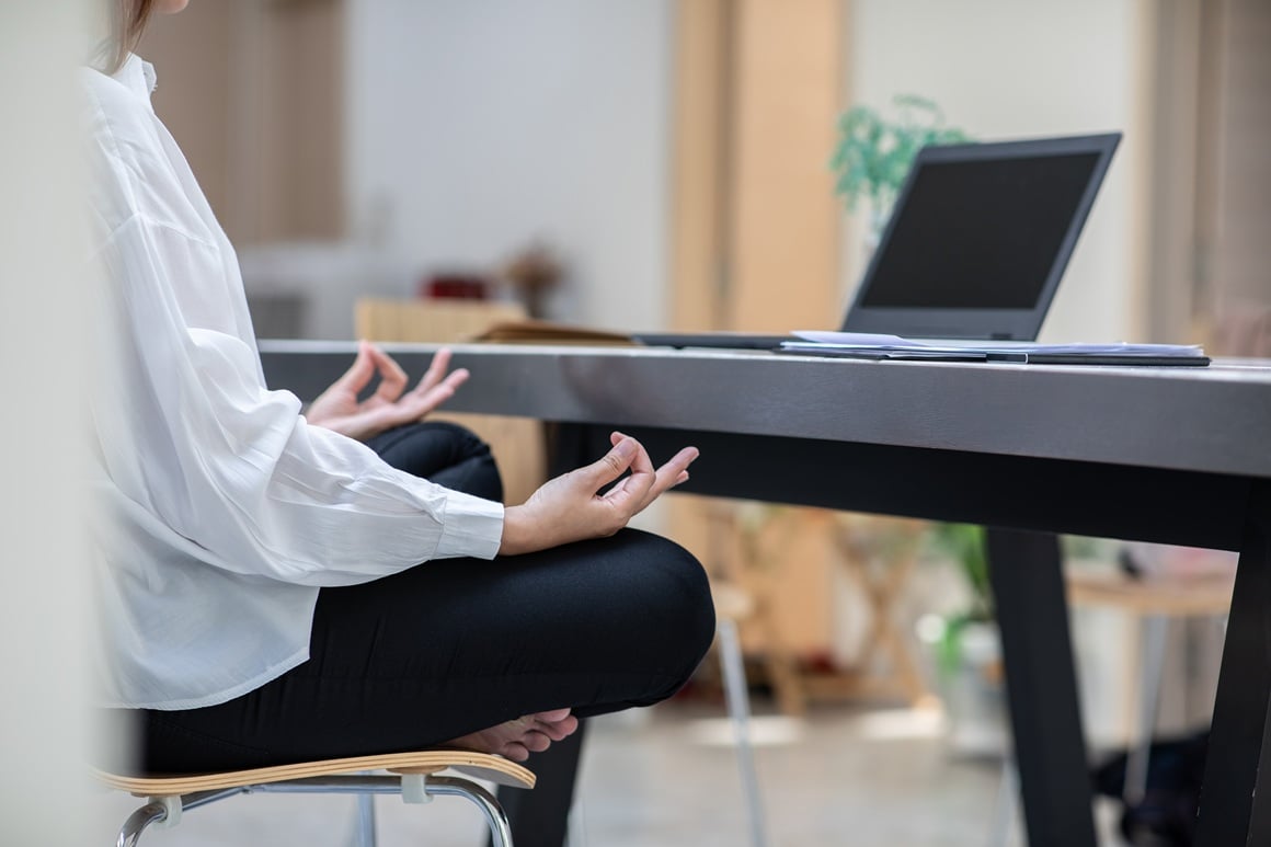 Joga kombinira pokret i svjesnost, što vam može pomoći da se odmaknete od stresnih misli