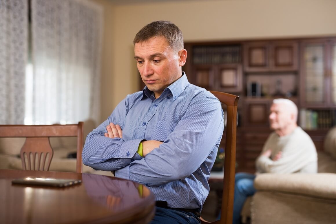 Kada napetosti traju godinama, neki odrasli odlučuju napraviti distancu od članova obitelji kako bi zaštitili svoje mentalno zdravlje