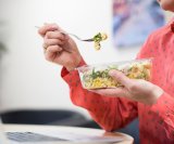 Kada planirate ručak koji će vas držati budnima i fokusiranima, birajte lagane, ali nutritivno bogate obroke koji će vam pružiti dugotrajan izvor energije