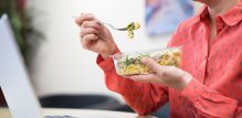 Kada planirate ručak koji će vas držati budnima i fokusiranima, birajte lagane, ali nutritivno bogate obroke koji će vam pružiti dugotrajan izvor energije