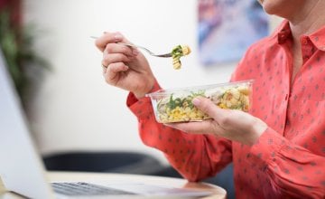 Kada planirate ručak koji će vas držati budnima i fokusiranima, birajte lagane, ali nutritivno bogate obroke koji će vam pružiti dugotrajan izvor energije