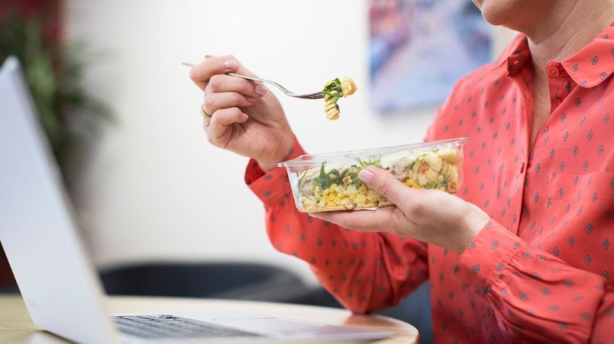 Kada planirate ručak koji će vas držati budnima i fokusiranima, birajte lagane, ali nutritivno bogate obroke koji će vam pružiti dugotrajan izvor energije