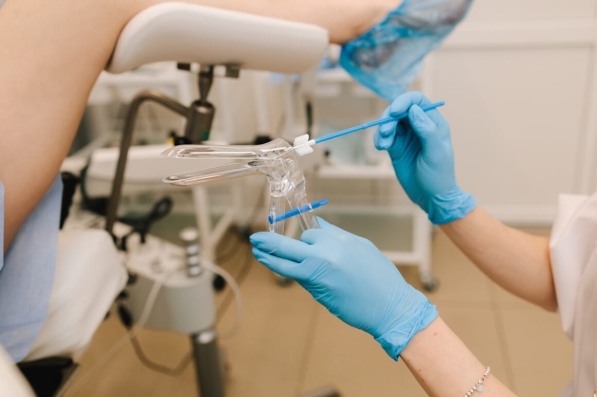 Kod Papa testa uzima se uzorak stanica s vrata maternice radi otkrivanja abnormalnosti koje mogu prerasti u rak vrata maternice