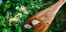 Lisnato zeleno povrće poput špinata, kelja, rikole ili zelene salate prepuno je nutrijenata