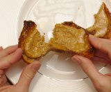 Maslac od kikirikija sadrži biljne proteine, zdrave masti i kalorije, a sve su to nutrijenti koji su posebno važni starijim osobama koje žele održati mišićnu masu i snagu