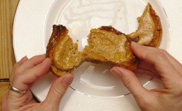 Maslac od kikirikija sadrži biljne proteine, zdrave masti i kalorije, a sve su to nutrijenti koji su posebno važni starijim osobama koje žele održati mišićnu masu i snagu